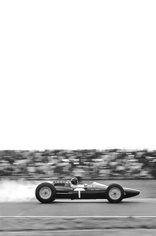 Sur cette photo; on distingue bien la finesse de la Lotus 25 et la position très allongée de Jim Clark...
